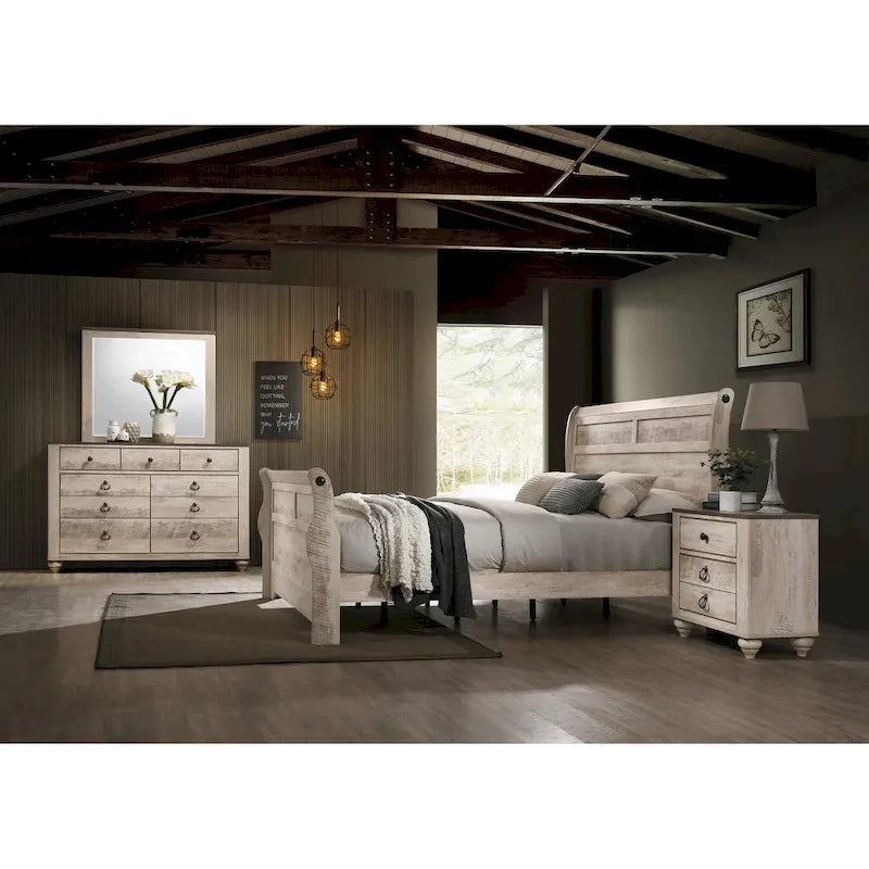 Chambre à coucher contemporaine avec finition blanchie comprenant un lit traîneau, une commode, un miroir et deux tables de chevet.