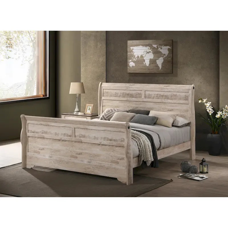 Chambre à coucher contemporaine avec finition blanchie comprenant un lit traîneau, une commode, un miroir et deux tables de chevet.