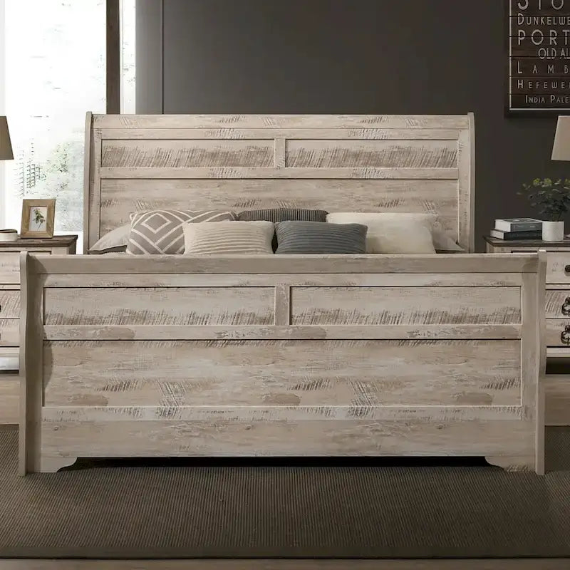 Chambre à coucher contemporaine avec finition blanchie comprenant un lit traîneau, une commode, un miroir et deux tables de chevet.