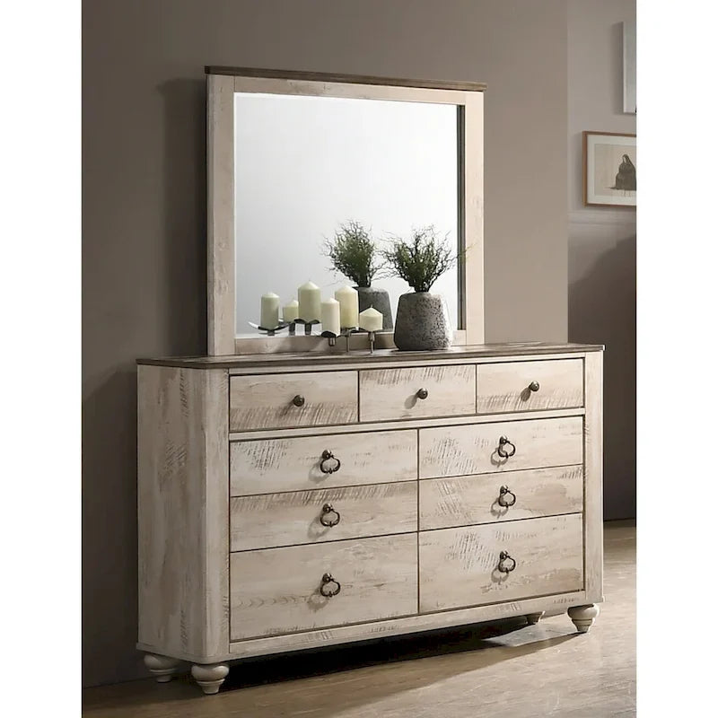 Chambre à coucher contemporaine avec finition blanchie comprenant un lit traîneau, une commode, un miroir et deux tables de chevet.