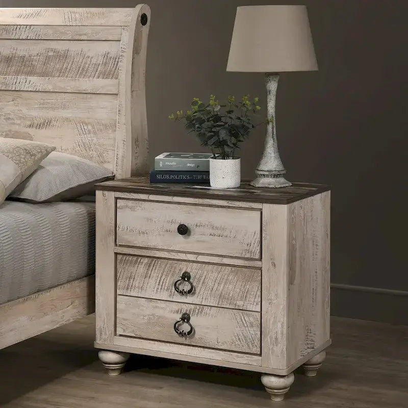 Chambre à coucher contemporaine avec finition blanchie comprenant un lit traîneau, une commode, un miroir et deux tables de chevet.