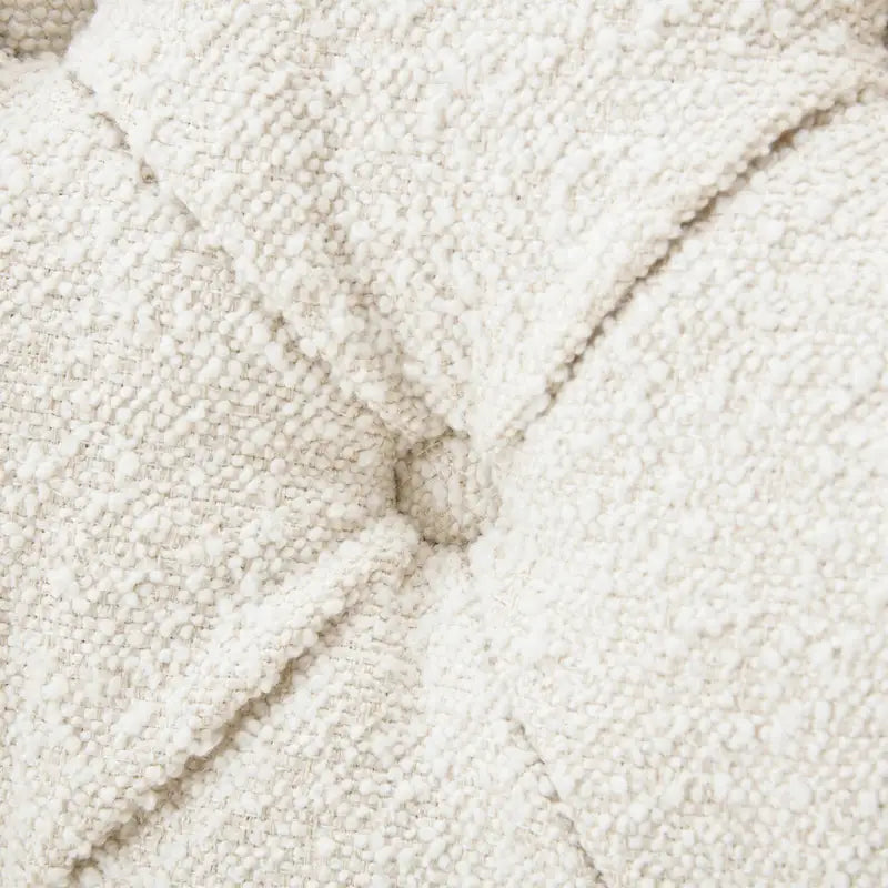 Fauteuil Club en Tissu Bouclé Couleur Amande avec Clous Décoratifs par
