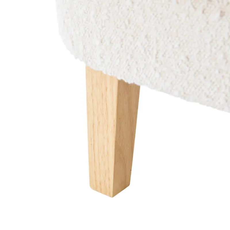 Fauteuil Club en Tissu Bouclé Couleur Amande avec Clous Décoratifs par