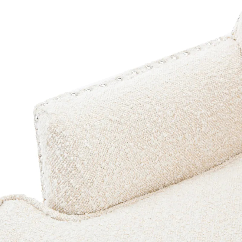 Fauteuil Club en Tissu Bouclé Couleur Amande avec Clous Décoratifs par